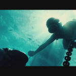 43 - Una enigmatica scena acquatica con un bambino e una strana cosa in basso a sinistra ci potrebbe introdurre il personaggio di Aquaman (Jason Momoa)