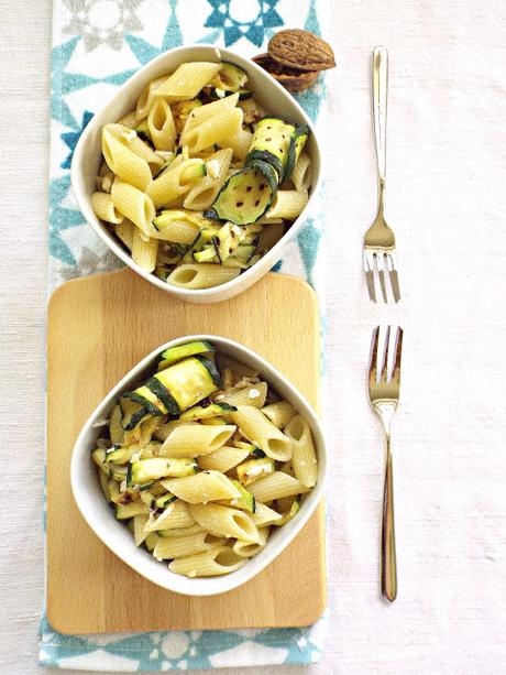 Pasta fredda alle zucchine grigliate, noci e ricotta salata