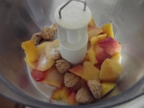 GELO DI PESCA CON CUORE DI MANDORLA GELO DI PESCA CON CUORE DI MANDORLA