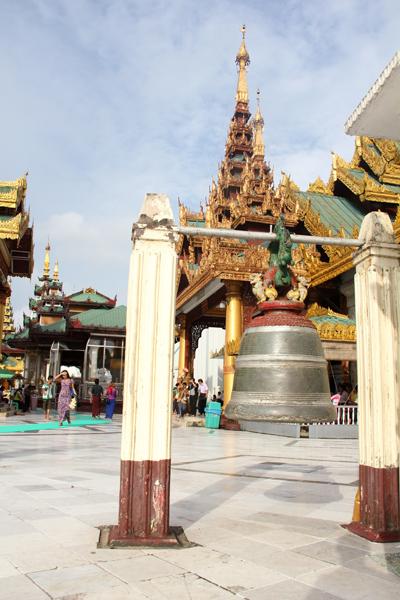 Birmania (1°parte – Yangon, Golden Rock, Bago, Monte Popa, Bagan) suonare la campana per tre volte dopo le preghiere è un gesto di condivisione dello stato di grazia con gli altri fedeli