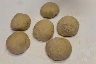 Mandazi e chai tea per la tipica colazione keniota Mandazi e chai tea per la tipica colazione keniota