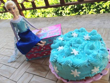 La torta d'emergenza (Elsa, non trovando la sua gonna, ha preso in prestito quella di Anna, da brave sorelle)