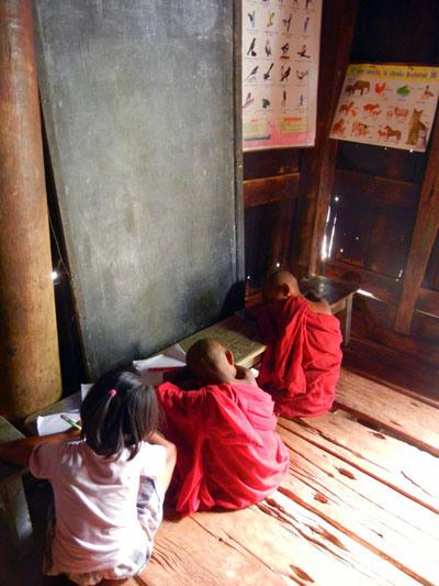 Birmania (2°parte – Mandalay, Ava, Amarapura, Mingun) Birmania_viaggiandovaldi