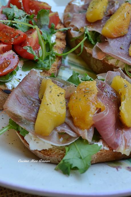Bruschette con Prosciutto Crudo e Pesche Bruschette con Prosciutto Crudo e Pesche