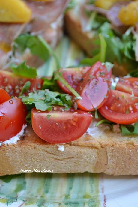 Bruschette con Prosciutto Crudo e Pesche Bruschette con Prosciutto Crudo e Pesche