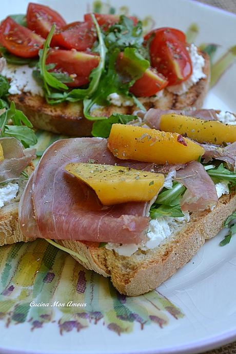 Bruschette con Prosciutto Crudo e Pesche Bruschette con Prosciutto Crudo e Pesche