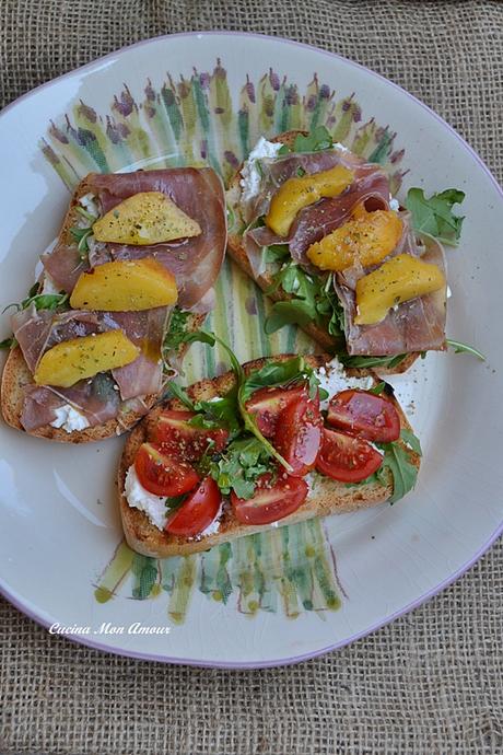 Bruschette con Prosciutto Crudo e Pesche Bruschette con Prosciutto Crudo e Pesche