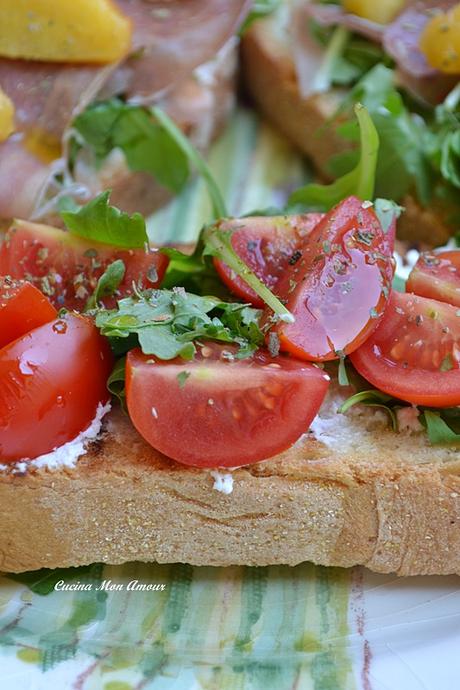 Bruschette con Prosciutto Crudo e Pesche Bruschette con Prosciutto Crudo e Pesche