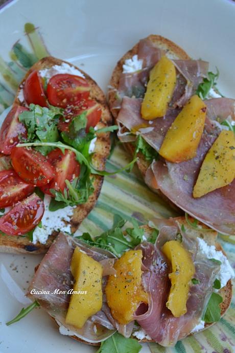 Bruschette con Prosciutto Crudo e Pesche Bruschette con Prosciutto Crudo e Pesche