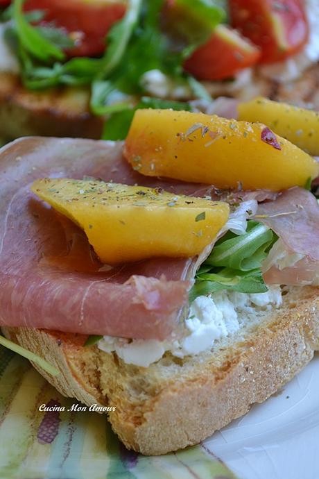 Bruschette con Prosciutto Crudo e Pesche Bruschette con Prosciutto Crudo e Pesche