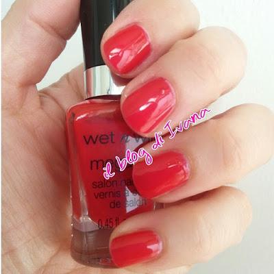 WetnWild: smalto Red a Good Book (swatches)