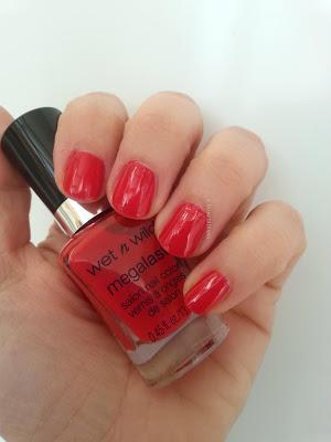 WetnWild: smalto Red a Good Book (swatches)