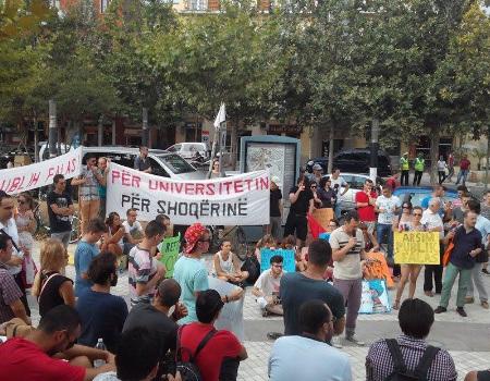 Albania. Sit-in di studenti davanti a Parlamento Tirana contro riforma Università Studenti1