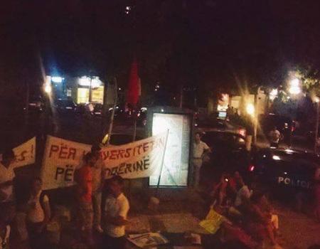 Albania. Sit-in di studenti davanti a Parlamento Tirana contro riforma Università Studenti4