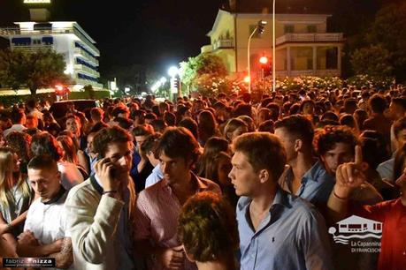 Immagini serata 11 Luglio in Capannina discoteche piene coda fuori dalla capannina