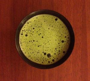 Il tè verde matcha è ricco di proprietà ma anche di umami