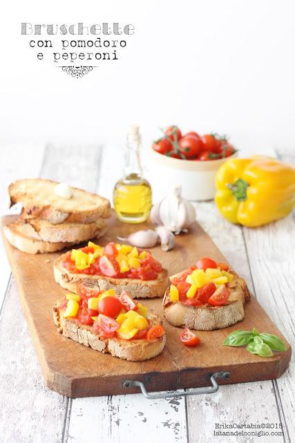 Bruschette con pomodoro e peperoni