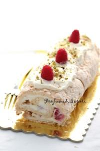 rotolo di meringa con lamponi e pistacchio Rotolo di meringa con lamponi e pistacchio - Gluten Free Travel & Living