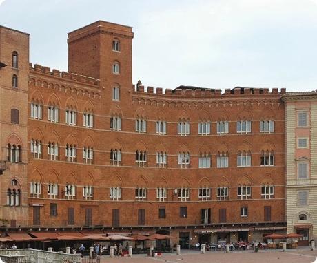 Scoprendo Siena, una delle città più belle d’Italia, adagiata sulle dolci e famose colline toscane.