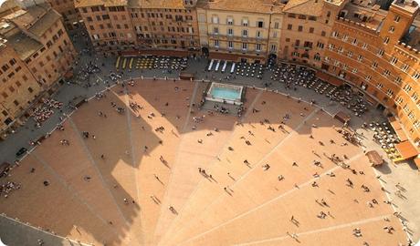 Scoprendo Siena, una delle città più belle d’Italia, adagiata sulle dolci e famose colline toscane.