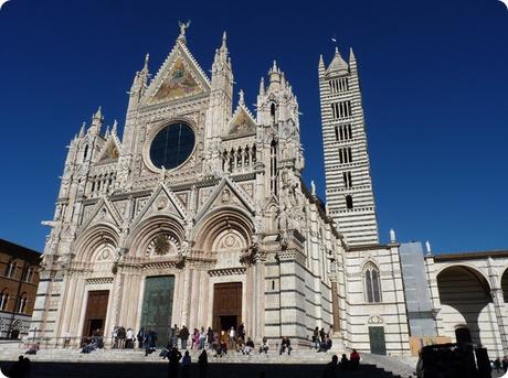 Scoprendo Siena, una delle città più belle d’Italia, adagiata sulle dolci e famose colline toscane.