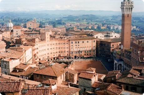 Scoprendo Siena, una delle città più belle d’Italia, adagiata sulle dolci e famose colline toscane.