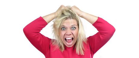 Gli effetti negativi del Bad Hair Day donna-spettinata