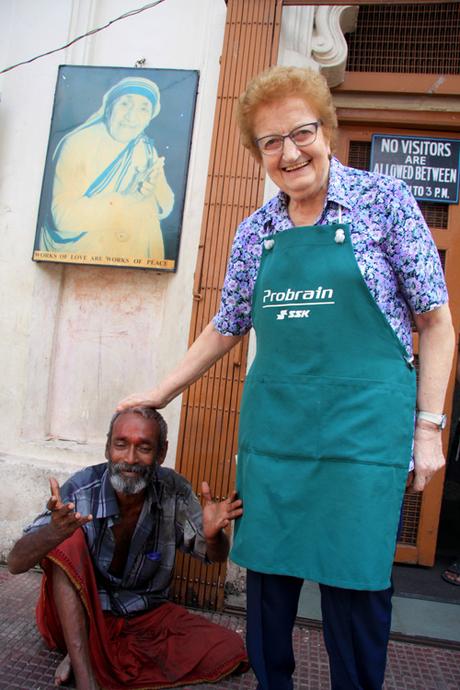 La Signora Teresa Volpato volontaria in una Casa di Madre Teresa di Calcutta. Foto di Elena Bianco