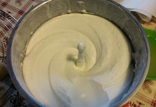 Dolce all'ananas e pavesini con crema di yogurt greco e panna vegetale. Dolce all'ananas e pavesini con crema di yogurt greco e panna vegetale.