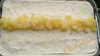 Dolce all'ananas e pavesini con crema di yogurt greco e panna vegetale. Dolce all'ananas e pavesini con crema di yogurt greco e panna vegetale.