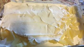 Dolce all'ananas e pavesini con crema di yogurt greco e panna vegetale. Dolce all'ananas e pavesini con crema di yogurt greco e panna vegetale.