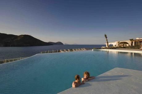Infinity Pool: le piscine con vista sull’infinito Therasia Resort_infinity pool (4)