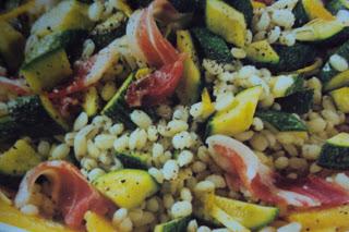 Insalata di orzo, zucchine e speck