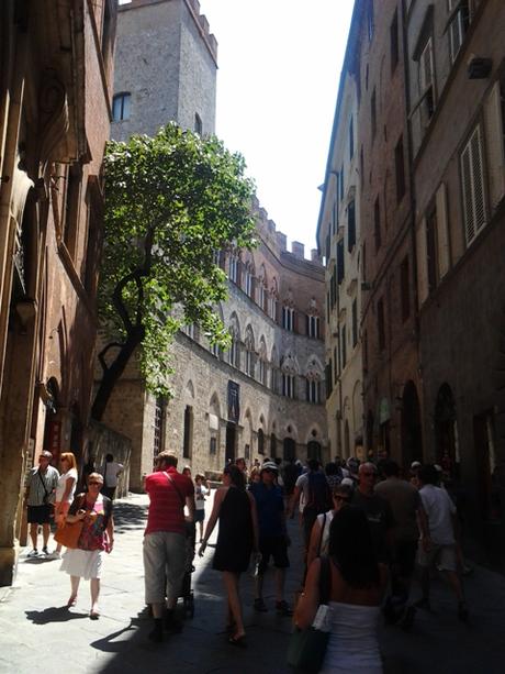 SIENA: LE SCOPERTE DEL GIOVEDI’ | Tra nobili, pazzi e profeti gli appuntamenti “in notturna” per conoscere la città palazzo chigi saracini 2