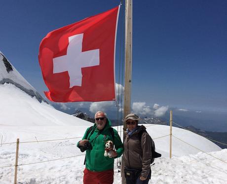La bandiera rossocrociata sullo Jungfraujoch