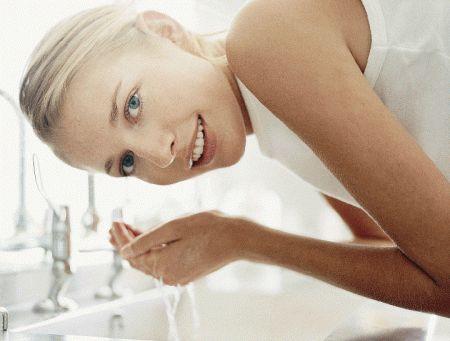 Pulizia del viso fase 2: la detersione della pelle alla sera pulizia del viso fase 2 detersione serale mamme a spillo