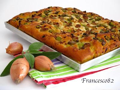 Focaccia di fave, scaloni e salsiccia e il nuovo arrivo nella mia cucina del forno Fullsteam della Neff.