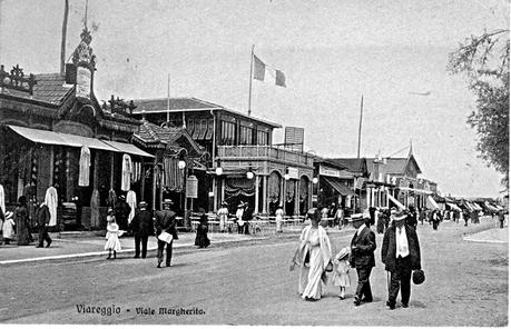 Augusto Novelli, Un campagnolo ai bagni – Scena VIII Viareggio - Viale Margherita - Gli chalet lignei del viale - Foto da Archivio e Centro Documentario Storico del Comune di Viareggio