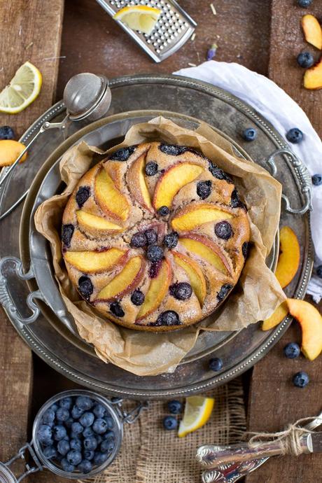 TORTA PESCHE MIRTILLI E YOGURT | VEGAN + SENZA GLUTINE TORTA PESCHE MIRTILLI E YOGURT | VEGAN + SENZA GLUTINE