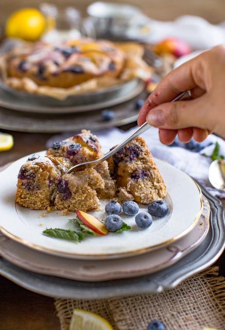 TORTA PESCHE MIRTILLI E YOGURT | VEGAN + SENZA GLUTINE TORTA PESCHE MIRTILLI E YOGURT | VEGAN + SENZA GLUTINE