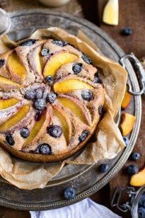 TORTA PESCHE MIRTILLI E YOGURT | VEGAN + SENZA GLUTINE TORTA PESCHE MIRTILLI E YOGURT | VEGAN + SENZA GLUTINE