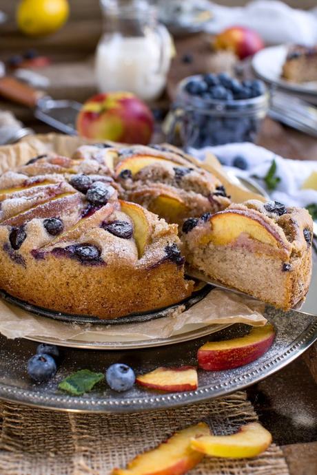 TORTA PESCHE MIRTILLI E YOGURT | VEGAN + SENZA GLUTINE TORTA PESCHE MIRTILLI E YOGURT | VEGAN + SENZA GLUTINE