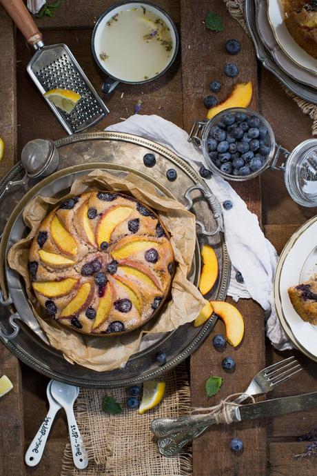 TORTA PESCHE MIRTILLI E YOGURT | VEGAN + SENZA GLUTINE TORTA PESCHE MIRTILLI E YOGURT | VEGAN + SENZA GLUTINE