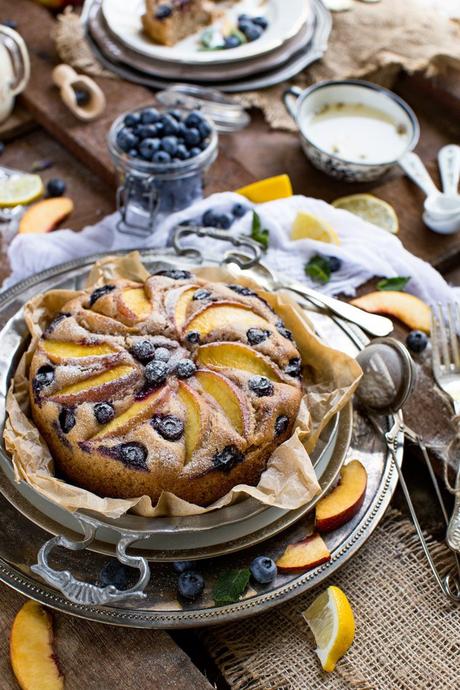 TORTA PESCHE MIRTILLI E YOGURT | VEGAN + SENZA GLUTINE TORTA PESCHE MIRTILLI E YOGURT | VEGAN + SENZA GLUTINE