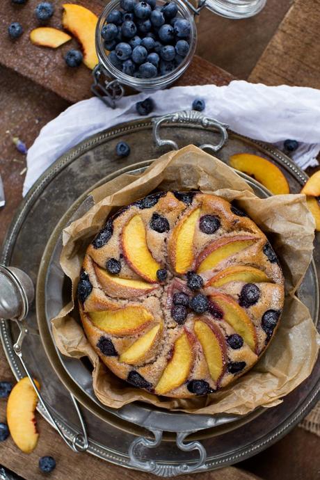 TORTA PESCHE MIRTILLI E YOGURT | VEGAN + SENZA GLUTINE TORTA PESCHE MIRTILLI E YOGURT | VEGAN + SENZA GLUTINE