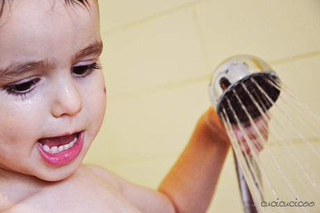 Battere il caldo estivo: Attività estive per bambini in casa, senza dover mettere piede fuori! Fa finto di stare al mare nella vasca da bagno! www.cucicucicoo.com