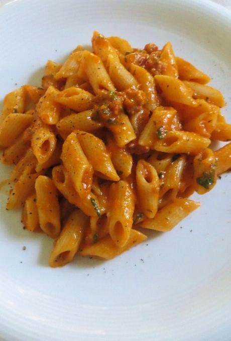 Pasta con ragù di salsiccia e pecorino