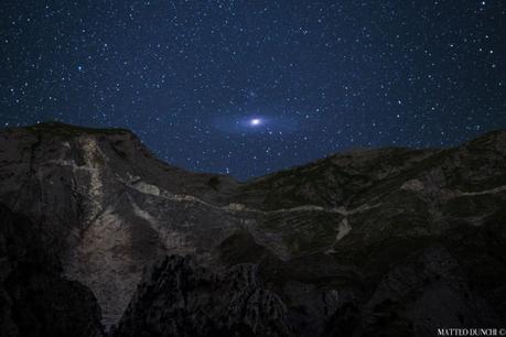 La galassia di Andromeda sorge sulle Alpi Apuane. Crediti: Matteo Dunchi.