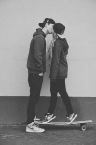 Recensione: Il mio splendido migliore amico di A.G. Howard aw-cute-kiss-skate-Favim.com-2139547