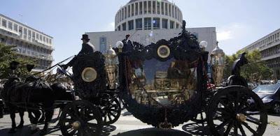 Il funerale molto appariscente di Vittorio Casamonica a Roma Il funerale molto appariscente di Vittorio Casamonica a Roma
